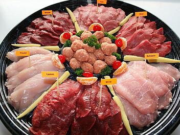Rinder-, Schweine- und Hähnchenbrustfilet sind Klassiker beim Fondue mit Fleisch. An Weihnachten und Silvester kommt oft auch Lamm oder Wild in den Topf.