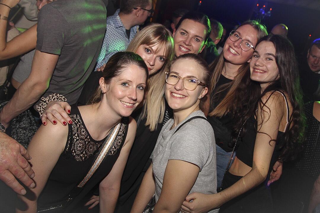 Volles Haus, erwachsene Partypeople und eine ausgelassene Feier!