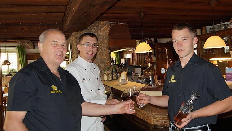 Auch Brennerei und Gasthaus Sponsel in Kirchehrenbach sind bei Gscheitgut dabei: Ferdinand, Fritz und Alexander Sponsel (von links). Foto: Thomas Brey