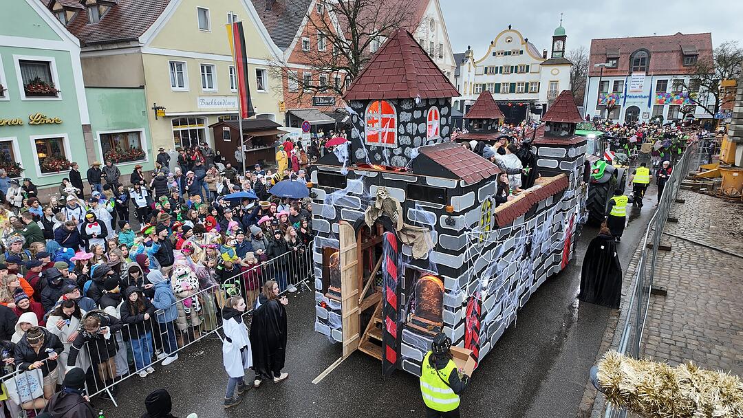 Die Narren sind los: Faschingszug zieht durch Allersberg