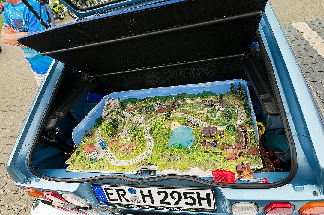 Autos, Motorräder, Mopeds und Traktoren gab es zu bewundern.