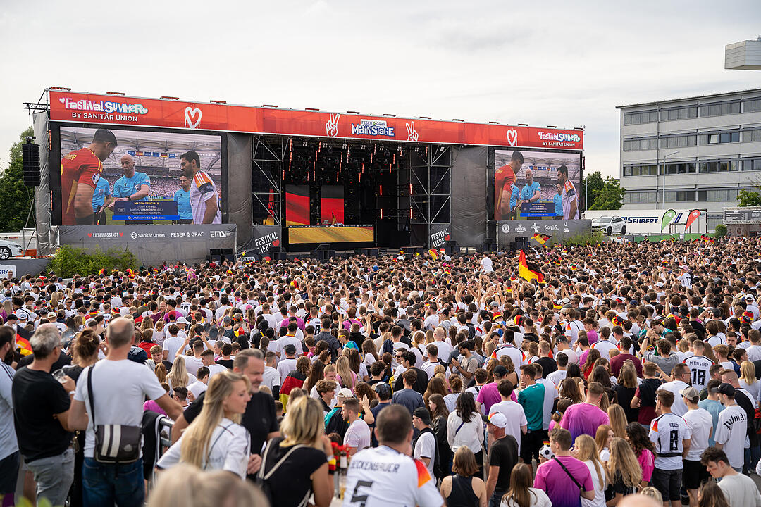 Fans schauen das EM-Viertelfinale zwischen Duetschland und Spanien in Nürnberg