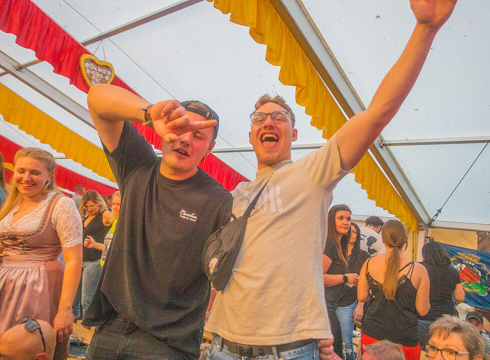Musik im Festzelt gab es mit der Band "KLOSTERGOLD"