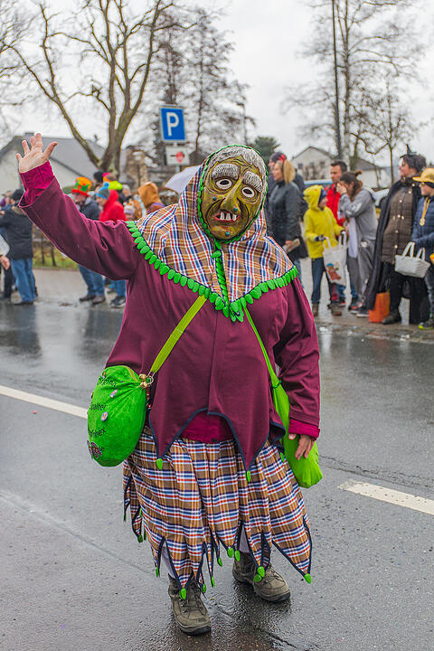 Buntes Faschingstreiben begeistert groß und klein.