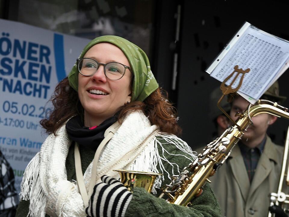 Tausende Besucher beim traditionellen Maskenumzug