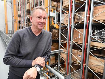 Hans Thomann im automatischen Kleinteilelager, ein Teil seines Logistikzentrums. Foto: Ronald Rinklef