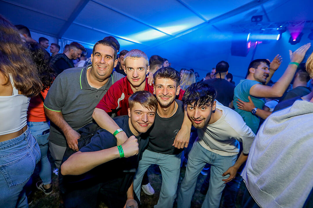 Partyzeltdorf mit 5 Areas!