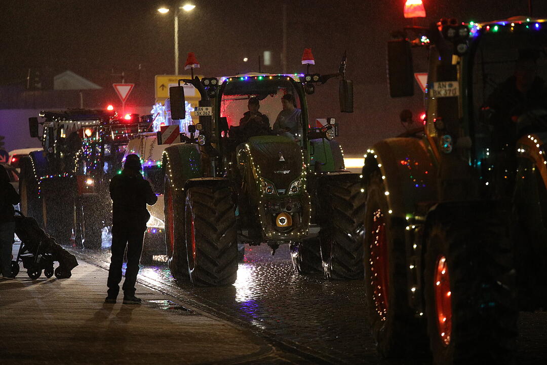 Weihnachtliche Lichterfahrt: Dutzende beleuchtete Traktoren fahren durch Ansbach