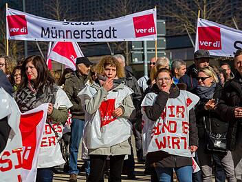 Bisher dürfen Beamte nicht streiken. Nun klagen drei Lehrer dagegen. Nils Kammradt, Bundesbeamtensekretär von Verdi, unterstützt die Kläger. Symbolbild:  Josef Lamber