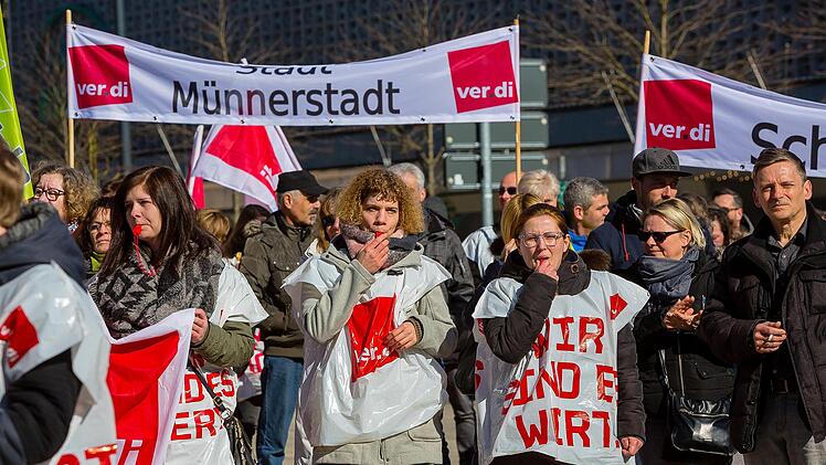 Bisher dürfen Beamte nicht streiken. Nun klagen drei Lehrer dagegen. Nils Kammradt, Bundesbeamtensekretär von Verdi, unterstützt die Kläger. Symbolbild:  Josef Lamber