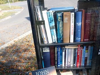 Alte Schmöker kannst du in vielen Bücherschränken in der Eifel entdecken.