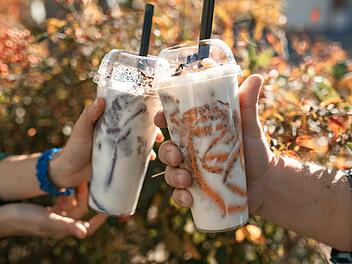 Bubble Tea ist ein mit Fruchtsirup oder Milch vermischter schwarzer oder grüner Tee.