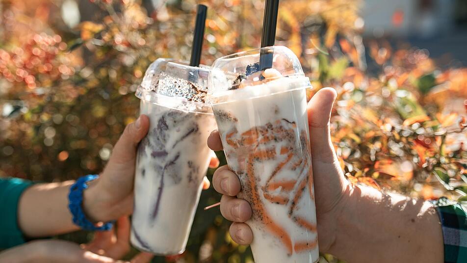 Bubble Tea ist ein mit Fruchtsirup oder Milch vermischter schwarzer oder grüner Tee.