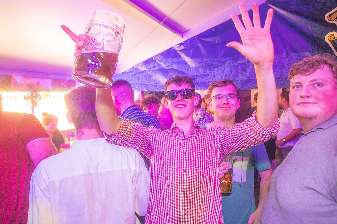 Musik im Festzelt gab es mit der Band "KLOSTERGOLD"