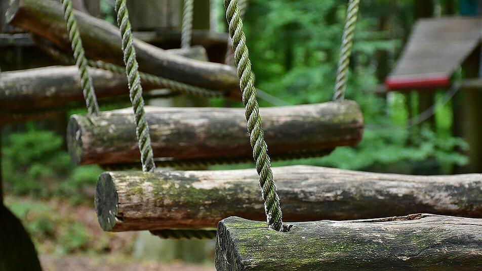 Balance und Koordination trainieren die Hindernisse in einem Kletterpark oder Hochseilgarten.