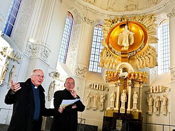 Würzburgs Weihbischof  Ulrich Boom (links), präsentiert zusammen mit dem Bau- und Kunstreferenten Jürgen Lenssen den sanierten Altarraum.   Fotos: Matthias Hoch