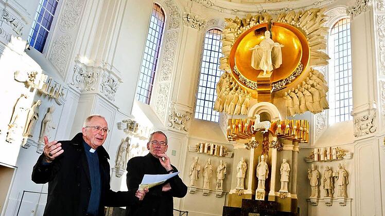 Würzburgs Weihbischof  Ulrich Boom (links), präsentiert zusammen mit dem Bau- und Kunstreferenten Jürgen Lenssen den sanierten Altarraum.   Fotos: Matthias Hoch