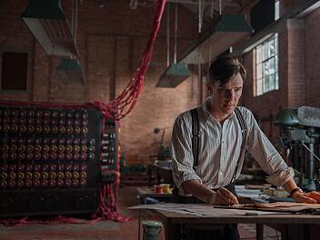 Alan Turing (Benedict Cumberbatch) an seinem Arbeitsplatz mit seiner "Bombe" im Hintergrund.  Foto: SquareOne Entertainment