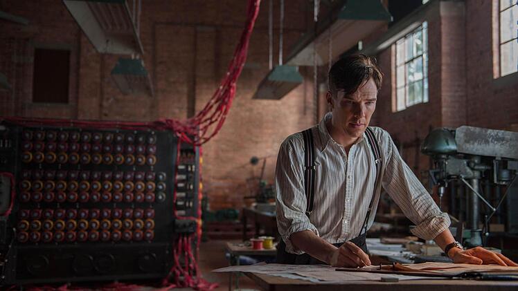 Alan Turing (Benedict Cumberbatch) an seinem Arbeitsplatz mit seiner "Bombe" im Hintergrund.  Foto: SquareOne Entertainment
