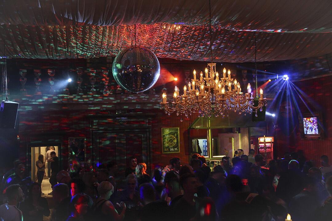 Volles Haus, erwachsene Partypeople und eine ausgelassene Feier!