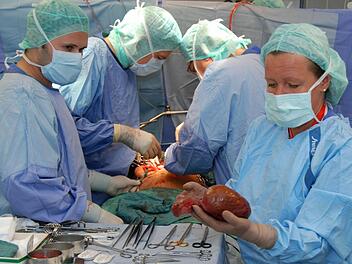 Ein Bild, das demnächst in die Archive wandern dürfte - eine Lebertransplantation an der Erlanger Universitätsklinik.  Foto: Uniklinik Erlangen