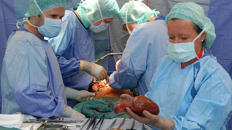 Ein Bild, das demnächst in die Archive wandern dürfte - eine Lebertransplantation an der Erlanger Universitätsklinik.  Foto: Uniklinik Erlangen