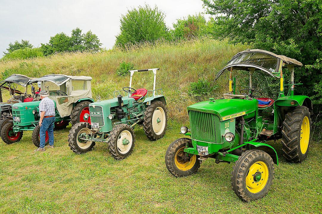 Autos, Motorräder, Mopeds und Traktoren gab es zu bewundern.