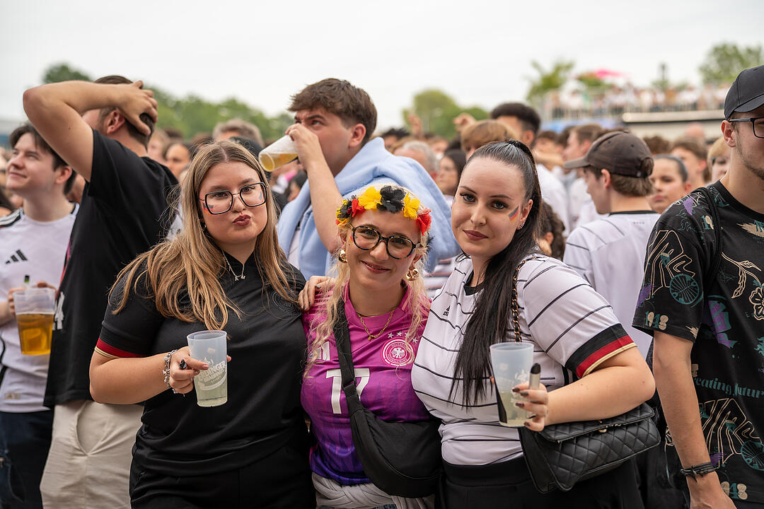 Fans schauen das EM-Viertelfinale zwischen Duetschland und Spanien in Nürnberg