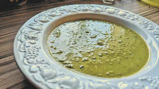 Cremige Erbsensuppe wärmt von innen und schmeckt lecker.