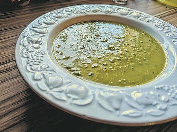 Cremige Erbsensuppe wärmt von innen und schmeckt lecker.