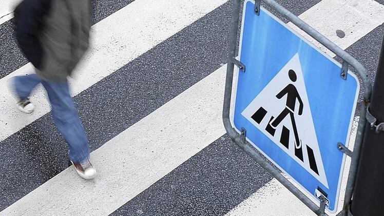 Besonderes Pech hatte am Dienstag eine 52-jährige Frau: Beim Überqueren eines Fußgängerwegs wurde sie angefahren - und das gleich zweimal. Foto:  Ronald Wittek/dpa
