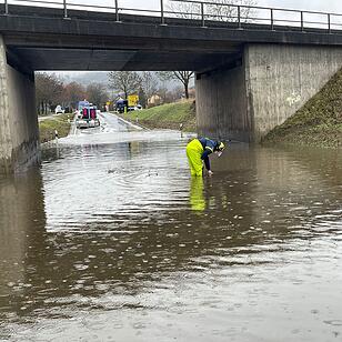 Gebrochener Bahndamm: Wasser überflutet Bundesstraße