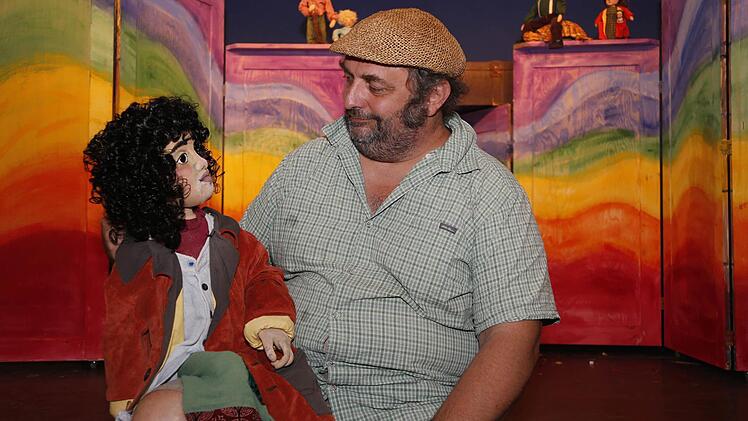 Stefan Kügel, Leiter des Theaters Kuckucksheim, mit "Momo" vor dem Bühnenbild der gleichnamigen Produktion. Foto: Matthias Hoch