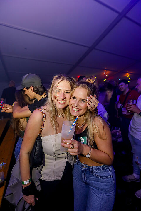 Partyzeltdorf mit 5 Areas!