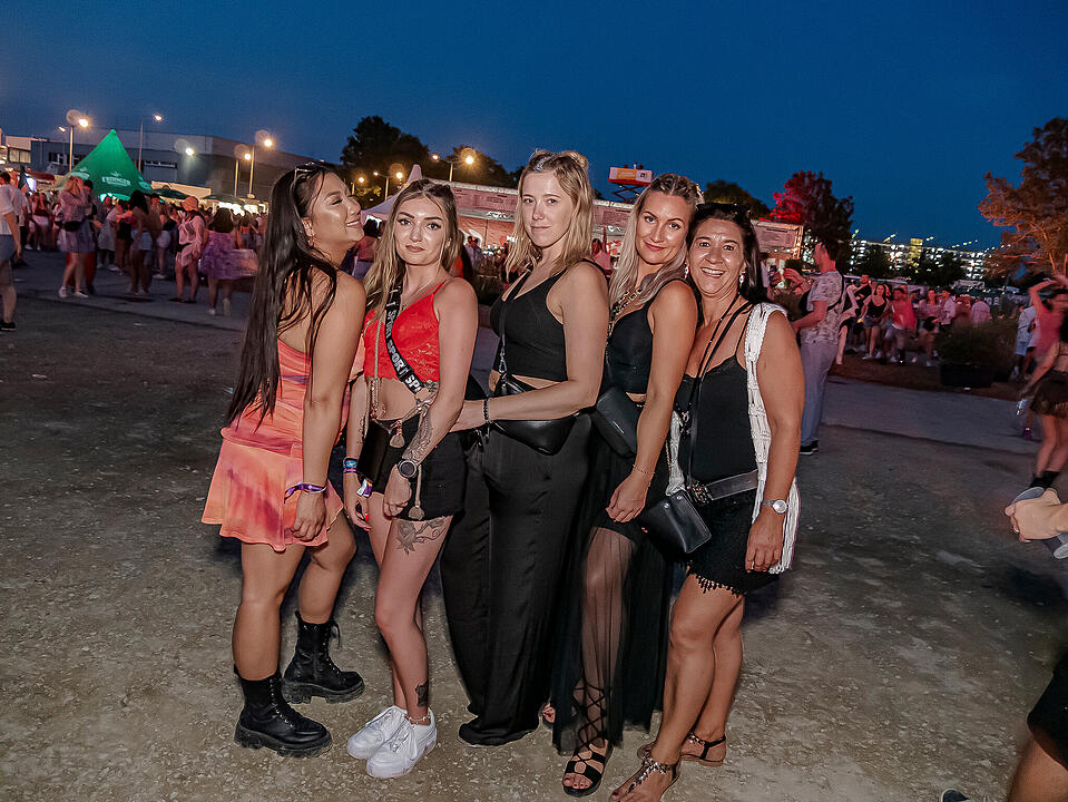 Mit internationalen und nationalen Live-Acts!