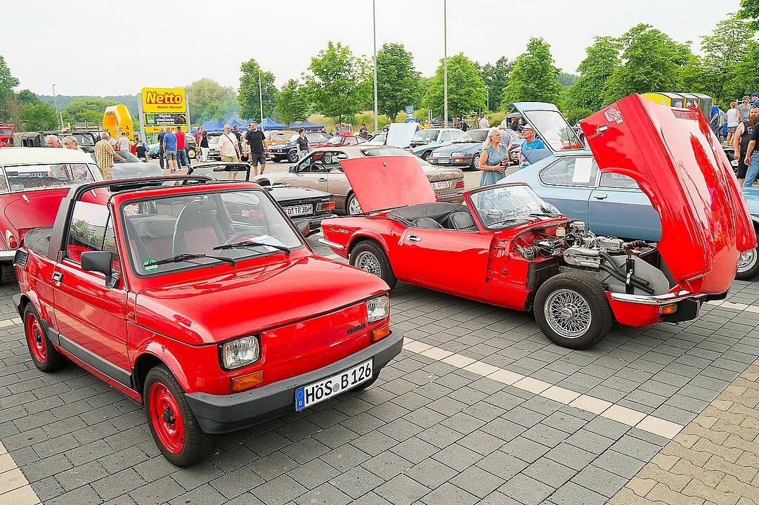 Autos, Motorräder, Mopeds und Traktoren gab es zu bewundern.