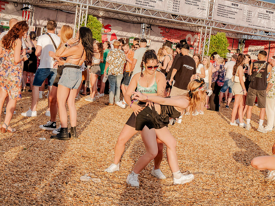 Mit internationalen und nationalen Live-Acts!