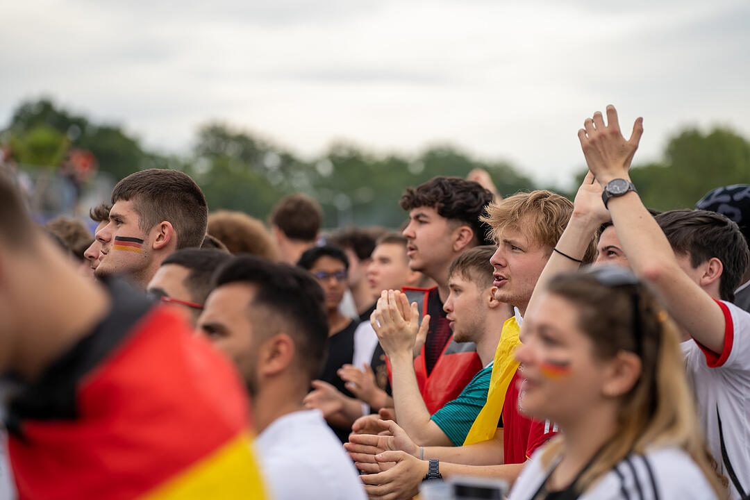 Fans schauen das EM-Viertelfinale zwischen Duetschland und Spanien in Nürnberg