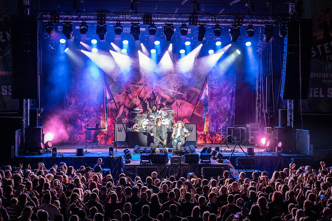 An die 2000 Besucher feierten die Rockmusik!