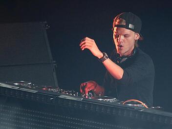 Star-DJ Avicii ist tot. Ein Promi-Portal will nun herausgefunden haben, dass Avicii sich selbst das Leben nahm. 2016 beendete der schwedische DJ Avicii seine Karriere.  Drei Jahre zuvor hatte er mit "Wake me up" einen Sommerhit. Am Freitag, den 20. April 2018, wurde er tot im Zimmer eines Hotels im Oman aufgefunden.  Foto: Jason Szenes/EPA/dpa