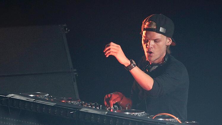 Star-DJ Avicii ist tot. Ein Promi-Portal will nun herausgefunden haben, dass Avicii sich selbst das Leben nahm. 2016 beendete der schwedische DJ Avicii seine Karriere.  Drei Jahre zuvor hatte er mit "Wake me up" einen Sommerhit. Am Freitag, den 20. April 2018, wurde er tot im Zimmer eines Hotels im Oman aufgefunden.  Foto: Jason Szenes/EPA/dpa