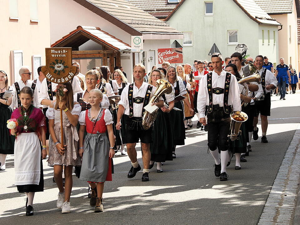 Motivwägen, Trachtengruppen und Musik-Kapellen