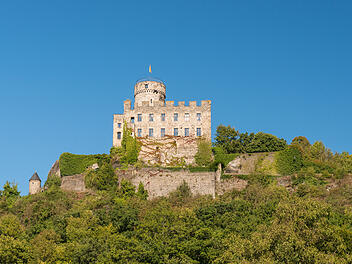 Hoch oben auf einem Schieferfelsen kannst du die Burg Pyrmont in der Schiefereifel bestaunen.