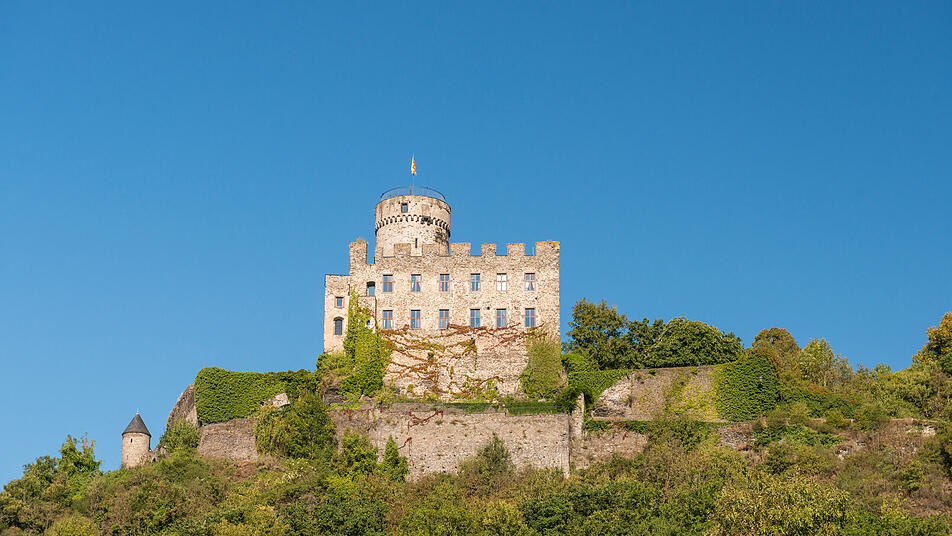 Hoch oben auf einem Schieferfelsen kannst du die Burg Pyrmont in der Schiefereifel bestaunen.