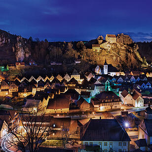 Pottenstein mit Burg Pottenstein bei Nacht