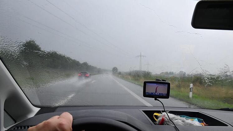 Wetterkapriolen im Sommer 2017: Auf der Fahrt nach Mönchsroth. Foto: Ronald Rinklef