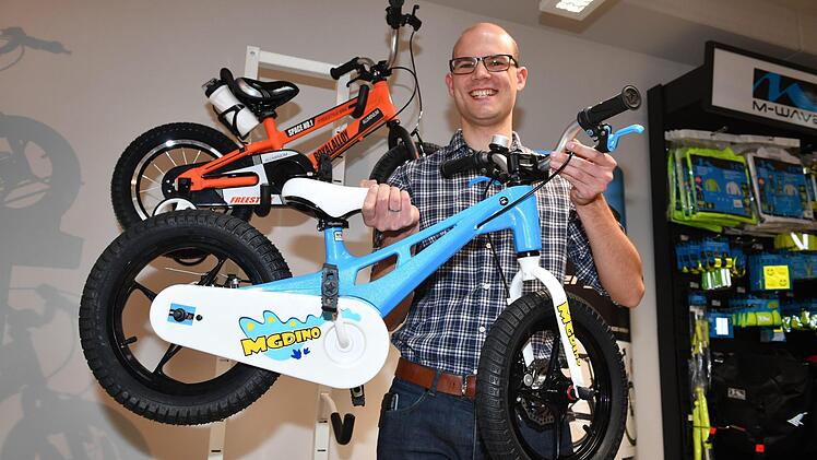 Tobias Heimhalt zeigt das neue Kinder-Fahrrad. Foto: Ronald Rinklef