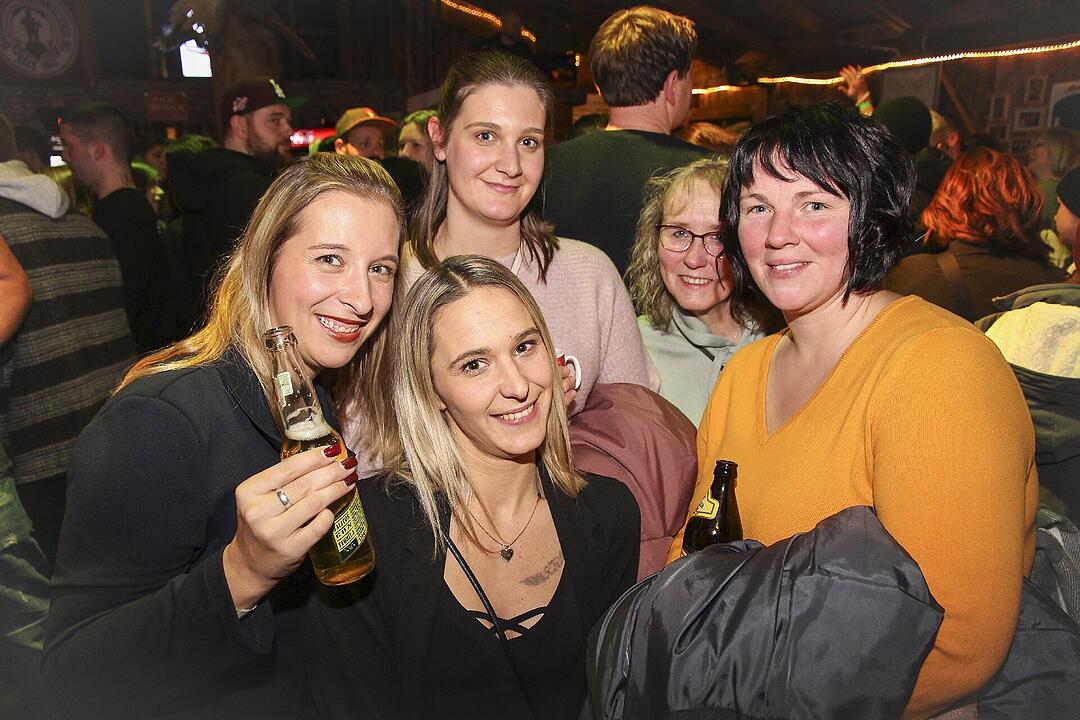 Beste Partystimmung bei voller Hütte.
