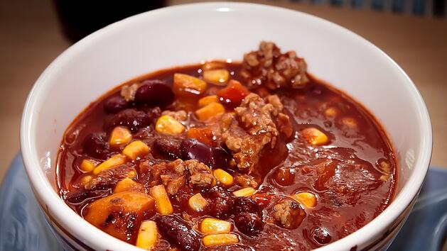 Chili con Kürbis schmeckt mit und ohne Hackfleisch.