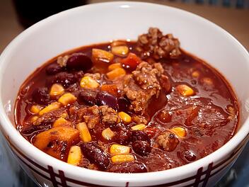 Chili con Kürbis schmeckt mit und ohne Hackfleisch.